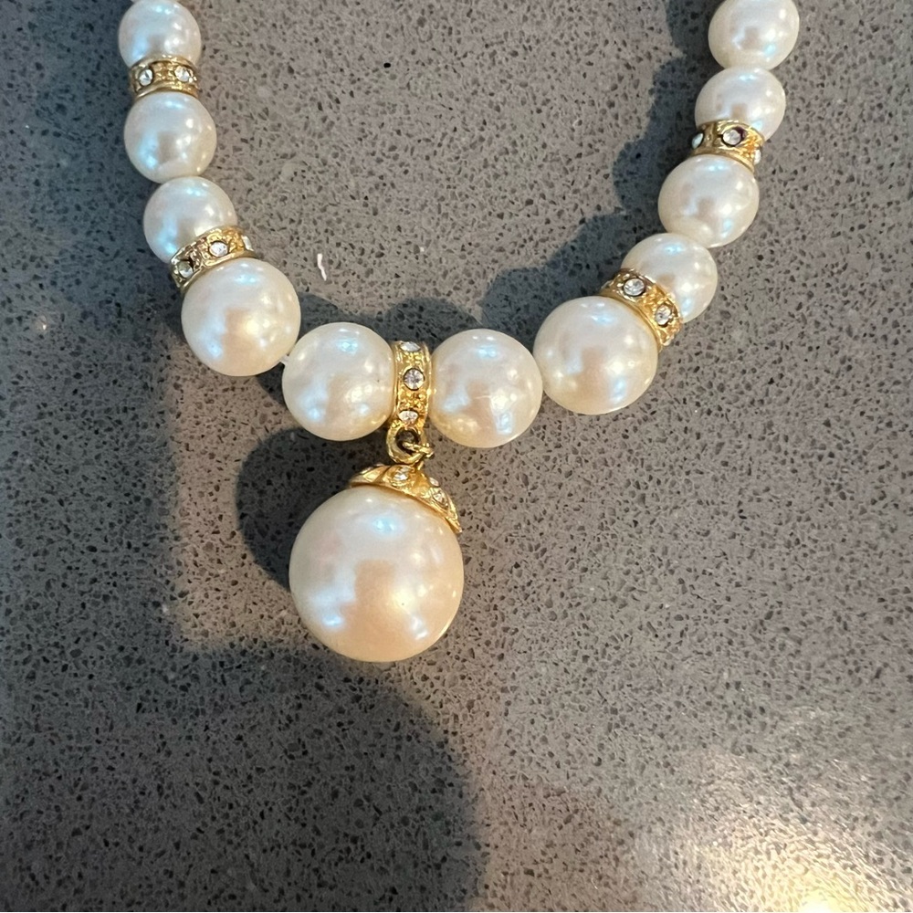 Elegant Pearl and diamond Necklace and Earring Set - Picture 5 of 6